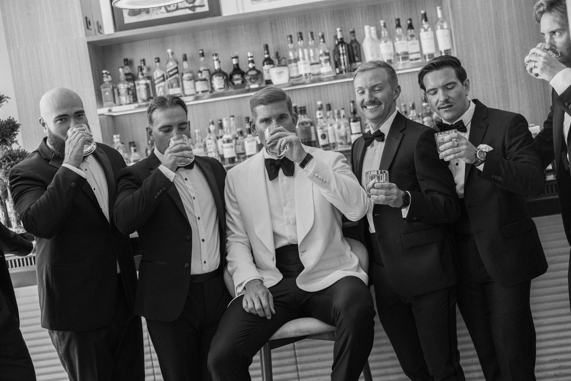 Tim et ses garçons d’honneur au bar