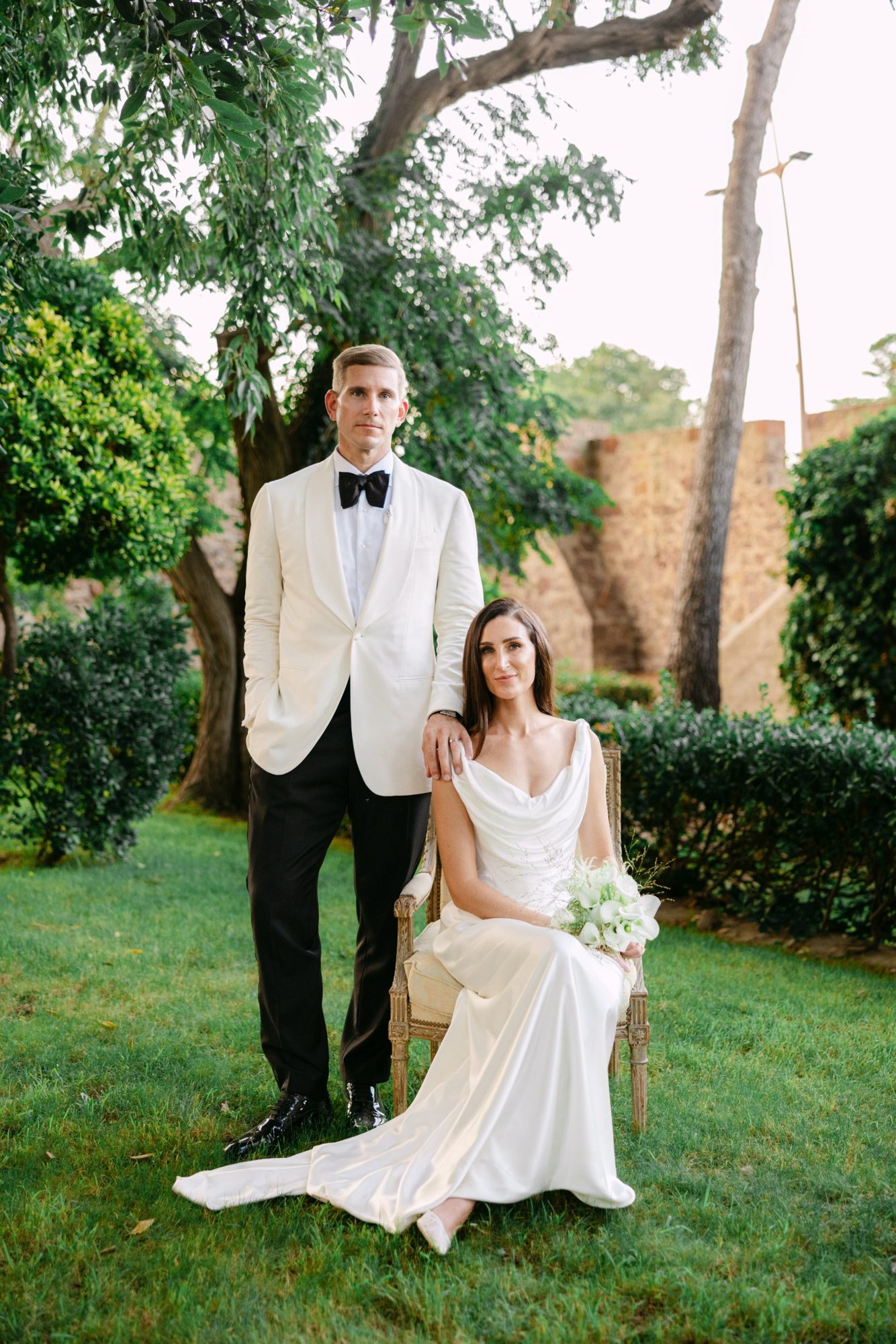 Kayla et Tim posent dans un jardin